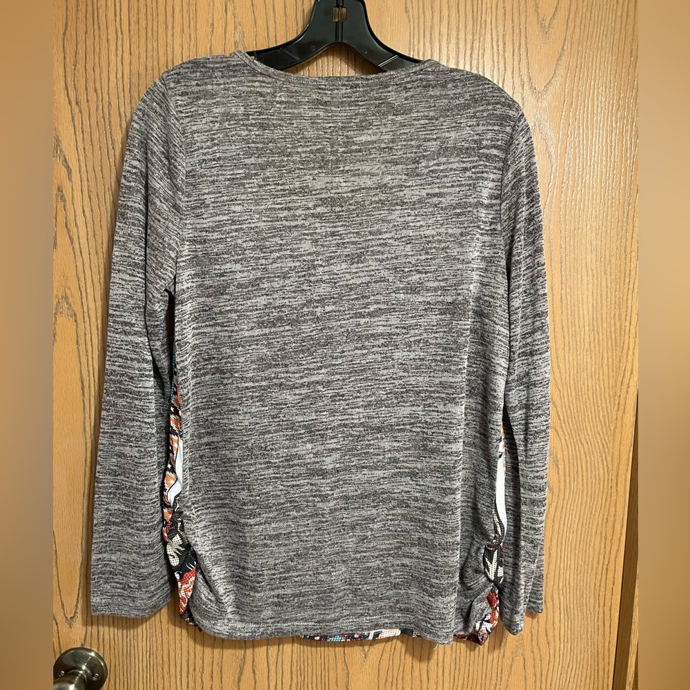 Energe Red Floral Patterned Long Sleeved Gray Top - Picture 2 of 6